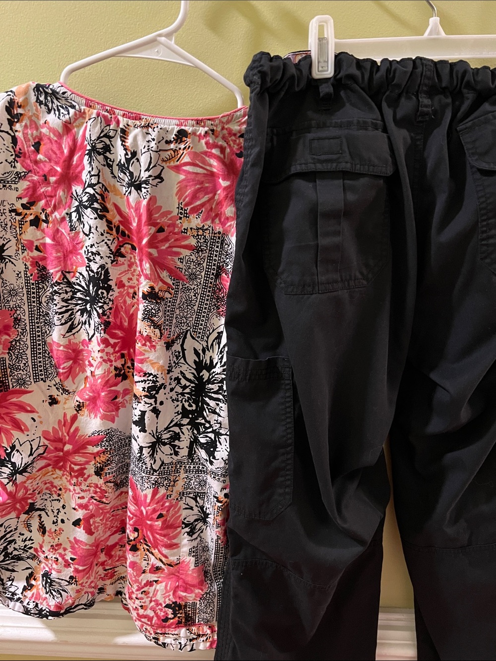 Healing Hands scrub top and Koi pants bundle - Picture 5 of 7